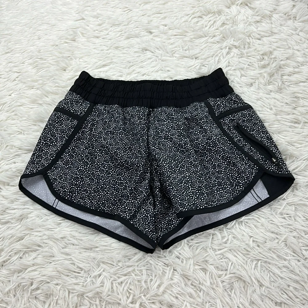 Lululemon Tracker Short IV Freckle Flower Black White / Black